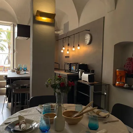 Frontemare Design In Centro Storico - Wifi E A/c Loano